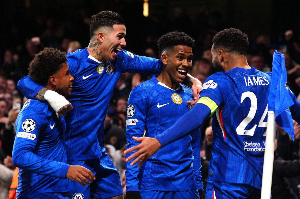 体坛联播｜切尔西三球完胜十人巴萨，世界杯抽签分档出炉